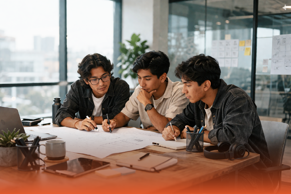 Equipo de emprendedores en sesión de Launchpad, aceleradora de Artiva Foundation